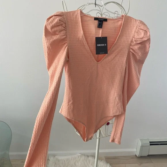 NWT! Forever 21 Puff Shoulder Houndstooth Knit Bodysuit- Peach -Size Small - Picture 3 of 8